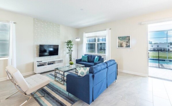 Maison, plusieurs lits, piscine privée, vue piscine | Salle de séjour