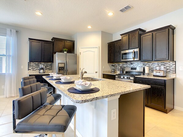 Casa, varias camas, alberca privada | Cocina privada | Refrigerador, parrilla de estufa, lavavajillas y cafetera y tetera 