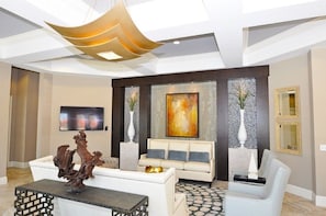 Talo, useita sänkyjä, yksityinen uima-allas | Olohuone | Televisio