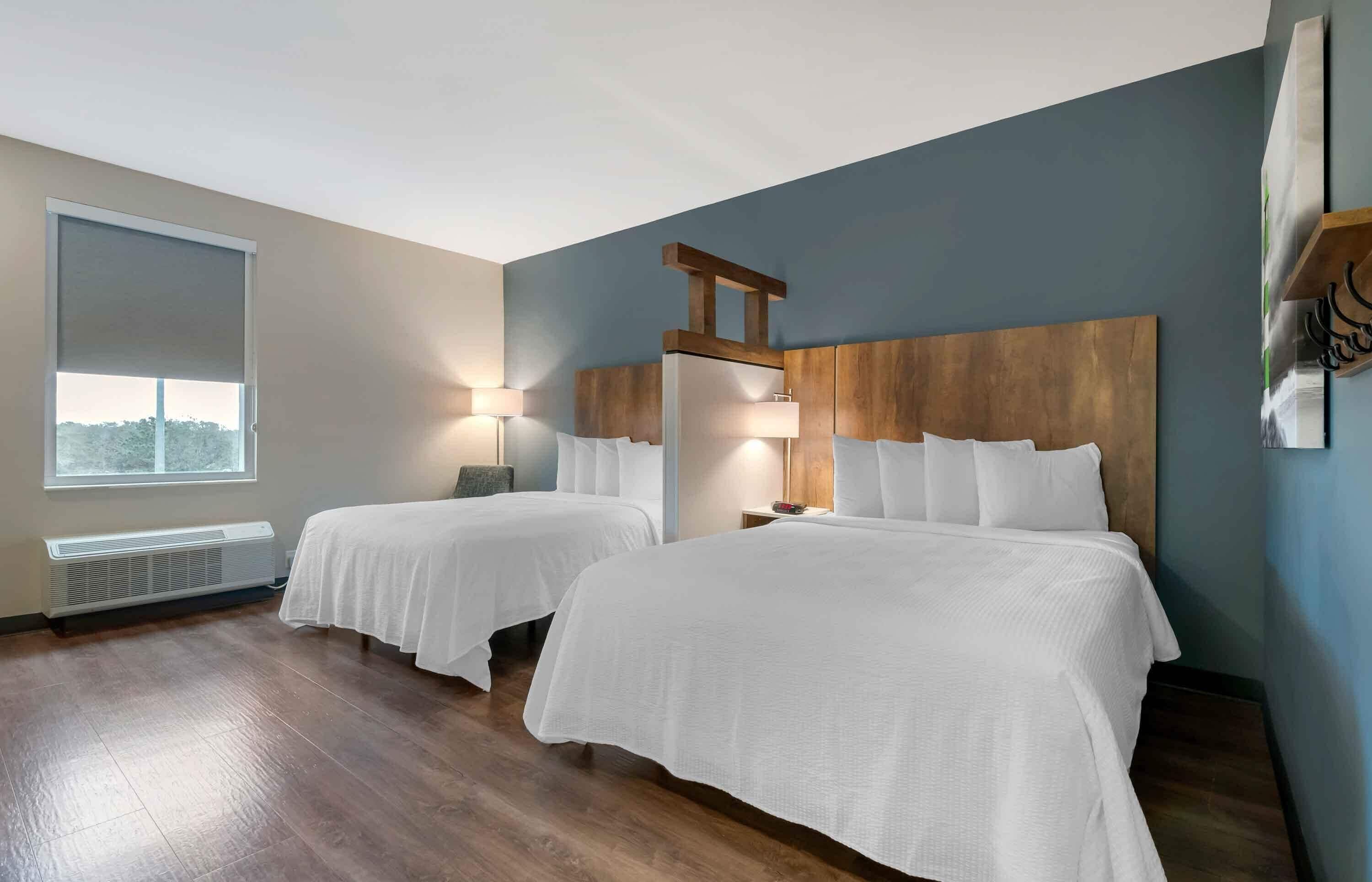 Estudio Premium, para no fumadores, refrigerador y microondas | Ropa de cama de alta calidad y escritorio 