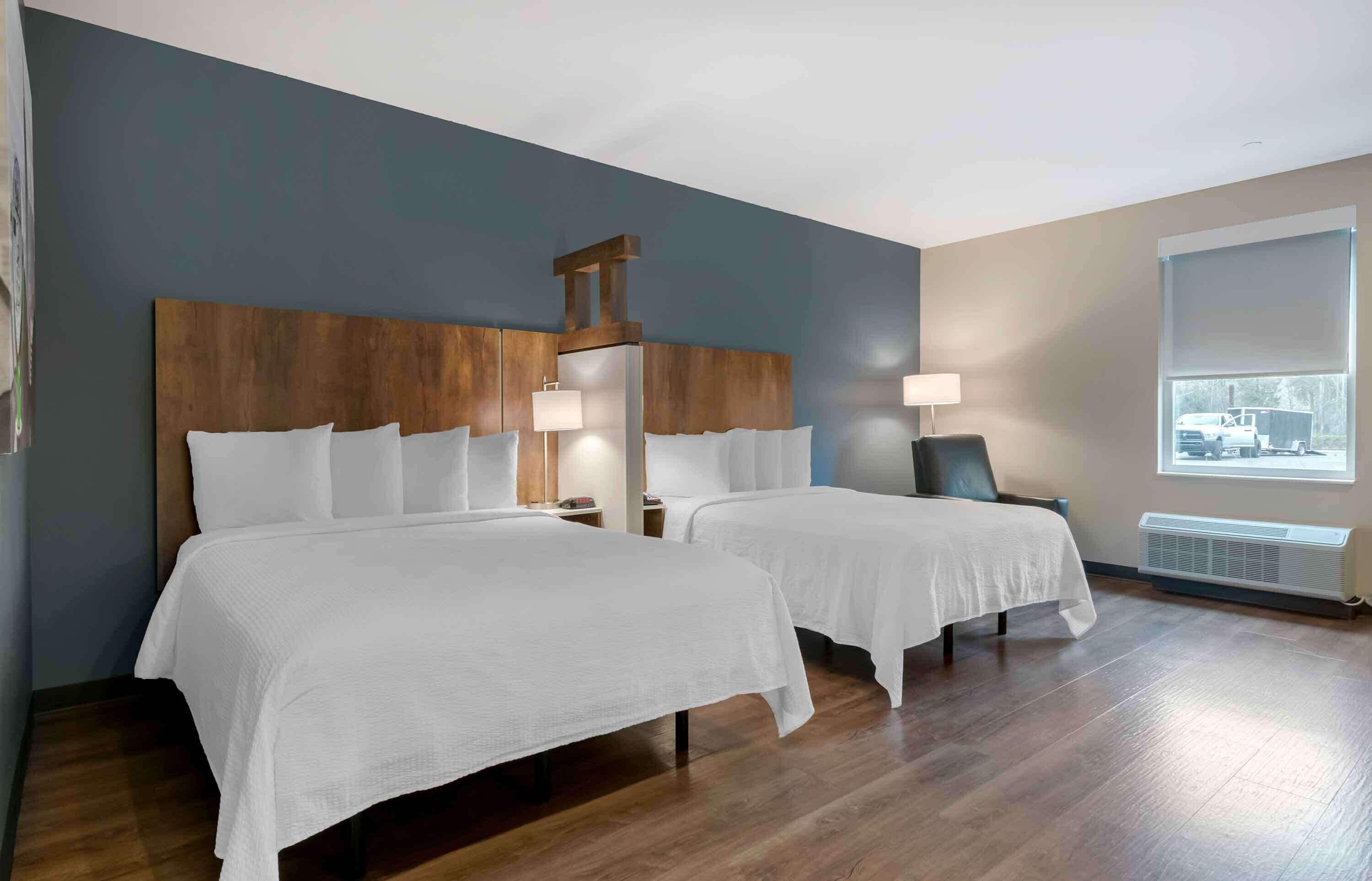 1 bedroom, premium bedding, desk, laptop workspace