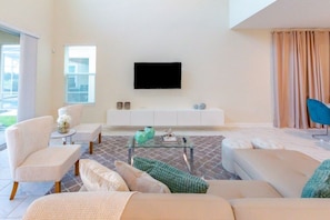 Casa, várias camas, piscina particular, vista para a piscina | Sala de estar | TV