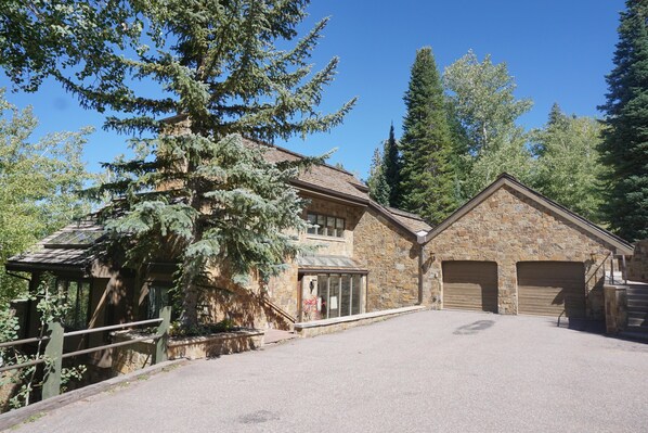 House, Multiple Beds (35 Alpine Ln) | Exterior
