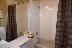 House, Multiple Beds (35 Alpine Ln) | Bathroom