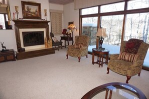 House, Multiple Beds (35 Alpine Ln) | Living room