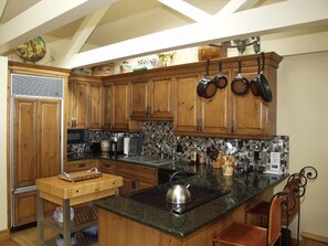 Condo, Multiple Beds (718 Mill St S #3) | Private kitchen