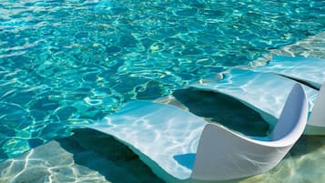 Inomhuspool, öppet 10.00 till 20.00, parasoller och solstolar
