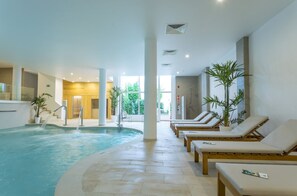 Una piscina cubierta (de 10:00 a 20:00), sombrillas, tumbonas