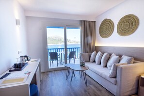 Suite junior, vistas al mar (2 Adults) | Minibar, caja fuerte, escritorio y sistema de insonorización