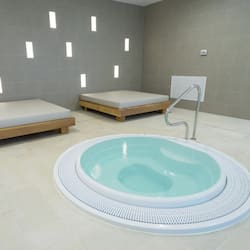 Indoor spa tub