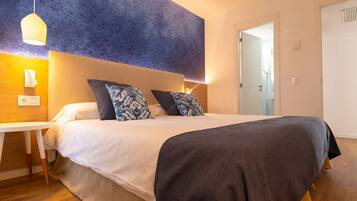 Een minibar, een kluis op de kamer, een bureau, geluiddichte muren