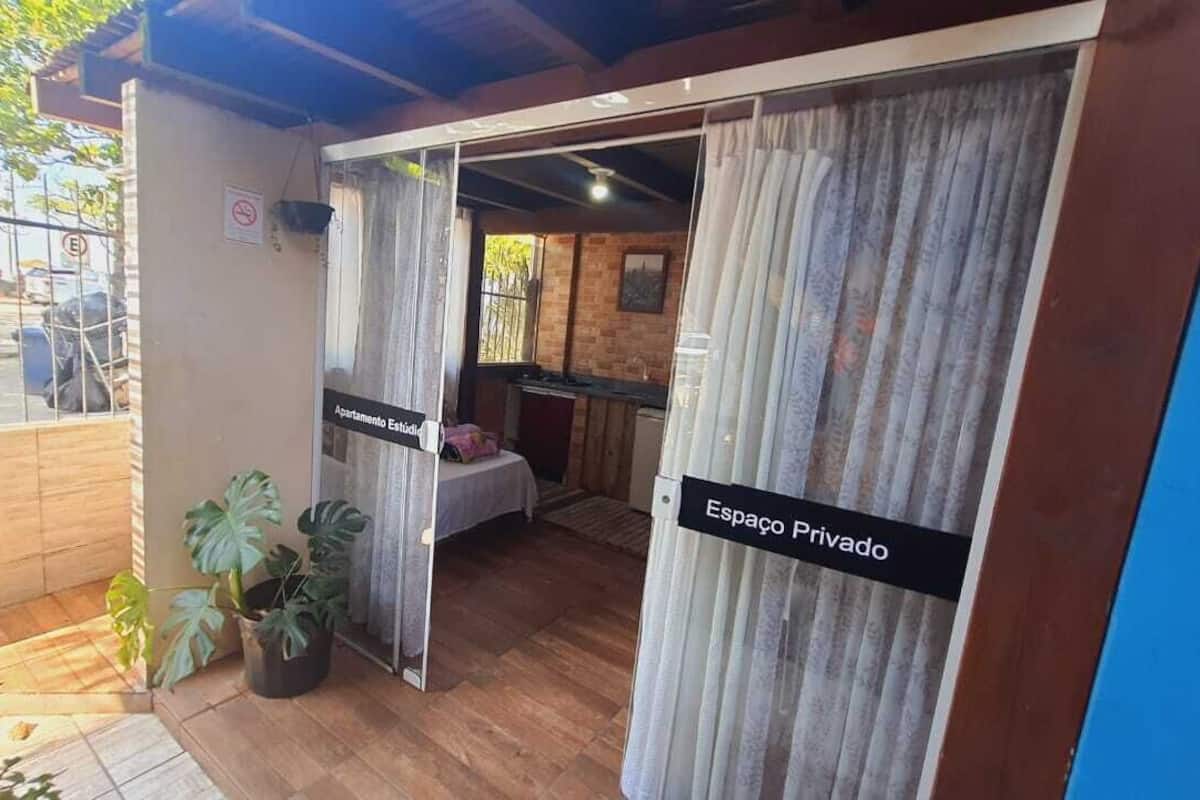 Eine private Wohnung mit einer kleinen Küche und einem Essbereich.