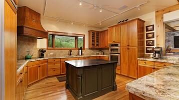 House, Multiple Beds (23 Colt Cir) | Private kitchen