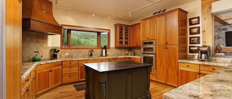 House, Multiple Beds (23 Colt Cir) | Private kitchen
