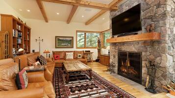 House, Multiple Beds (23 Colt Cir) | Living room
