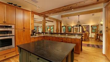 House, Multiple Beds (23 Colt Cir) | Private kitchen