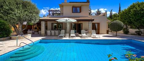 حمّام سباحة مُدفَّأ