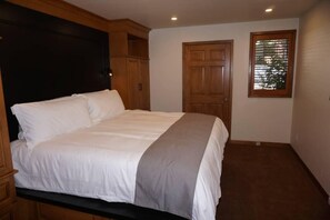 Apartment, Multiple Beds (650 Monarch St S #6) | 5 bedrooms