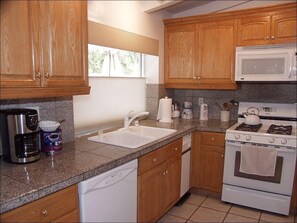 Casa, varias camas (733 Francis St W) | Cocina privada | Lavavajillas y cafetera y tetera 