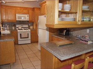 Talo, useita sänkyjä (733 Francis St W) | Yksityinen keittiö | Astianpesukone, kahvin-/teenkeitin