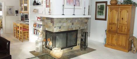 Talo, useita sänkyjä (733 Francis St W) | Olohuone | Takka