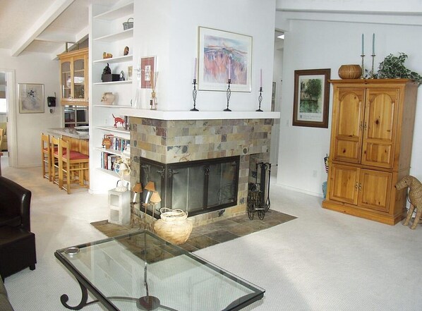 Talo, useita sänkyjä (733 Francis St W) | Olohuone | Takka