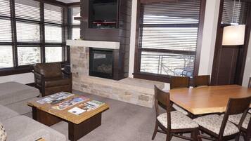 Apartment, Mehrere Betten (120 Carriage Way 2205) | Wohnzimmer