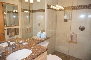Apartment, Mehrere Betten (735 Bleeker St E #735) | Badezimmer | Haartrockner, Handtücher