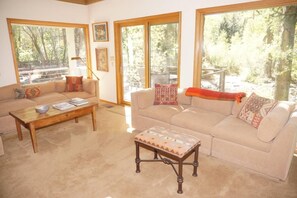 公寓客房, 多張床 (735 Bleeker St E #735) | 客廳 | 電視、壁爐、 DVD 播放機