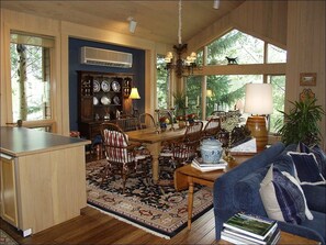 Talo, useita sänkyjä (327 Deer Ridge Ln) | Olohuone | Takka