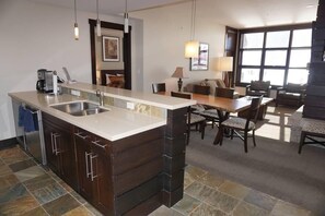 Apartment, Mehrere Betten (120 Carriage Way #2204) | Eigene Küche | Mikrowelle, Geschirrspüler, Wasserkocher mit Kaffee-/Teezubehör