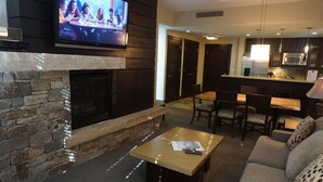 Condo, nhiều giường (120 Carriage Way #2204) | Phòng khách