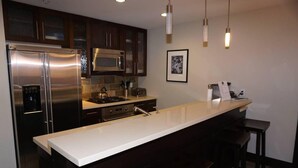 Condo, nhiều giường (120 Carriage Way #2204) | Bếp riêng
