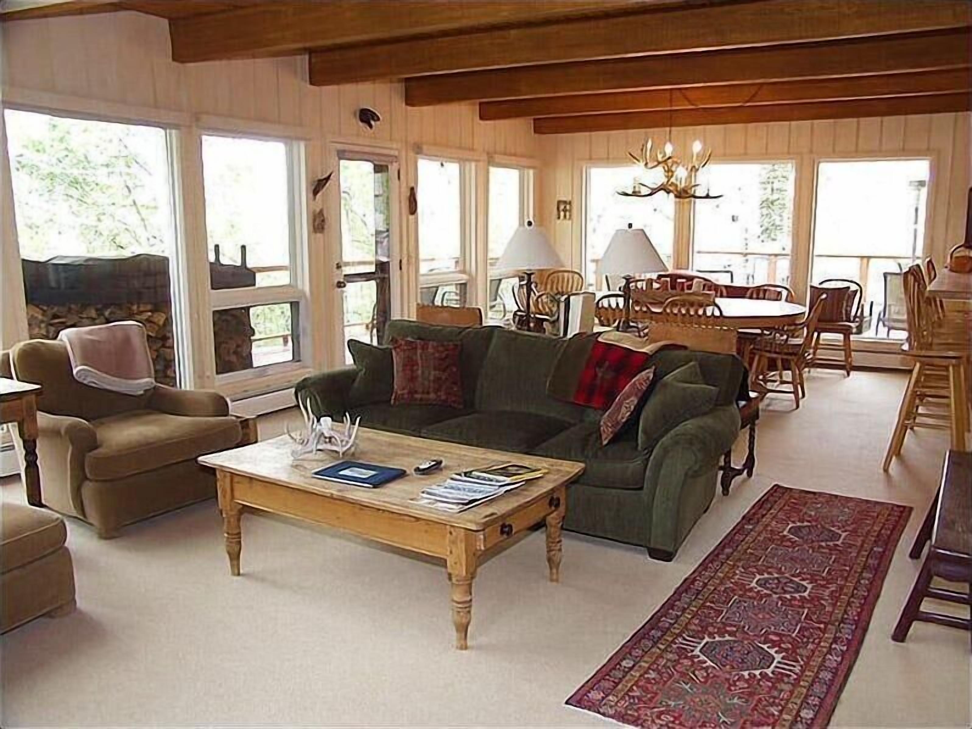 House, Multiple Beds (1131 Faraway Rd) | Living room
