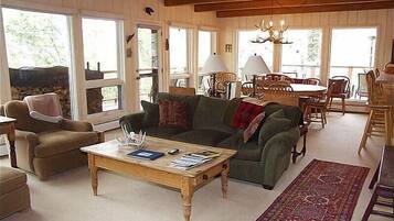 House, Multiple Beds (1131 Faraway Rd) | Living room