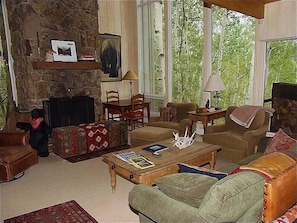 Talo, useita sänkyjä (1131 Faraway Rd) | Olohuone