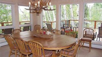 House, Multiple Beds (1131 Faraway Rd) | Private kitchen