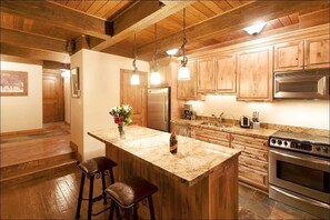 Condo, Multiple Beds (1034 Cooper Ave E #25A) | Private kitchen