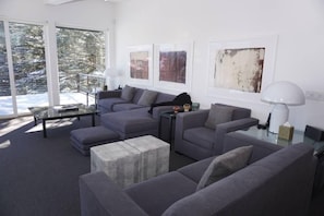 House, Multiple Beds (115 Martingale Pl) | Living room