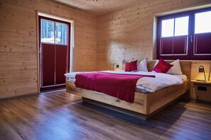 3 bedrooms, travel cot, free WiFi, bed sheets