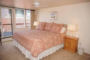 Appartement, meerdere bedden (520 Cooper Ave E #305) | 3 slaapkamers, een strijkplank/strijkijzer, beddengoed