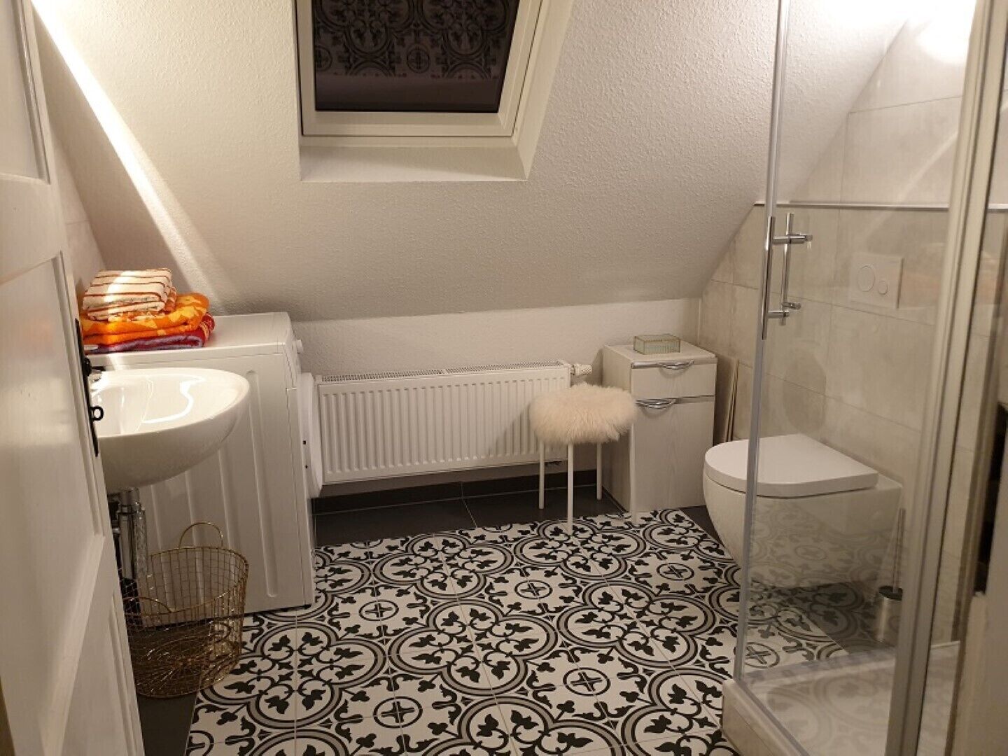 Douche, sèche-cheveux, serviettes fournies, savon