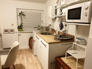 Réfrigérateur, micro-ondes, plaque de cuisson, cafetière/bouilloire