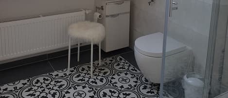 Douche, séchoir à cheveux, serviettes fournies, savon