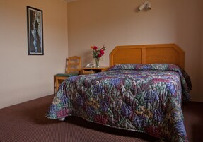 办公桌、免费 WiFi、床单