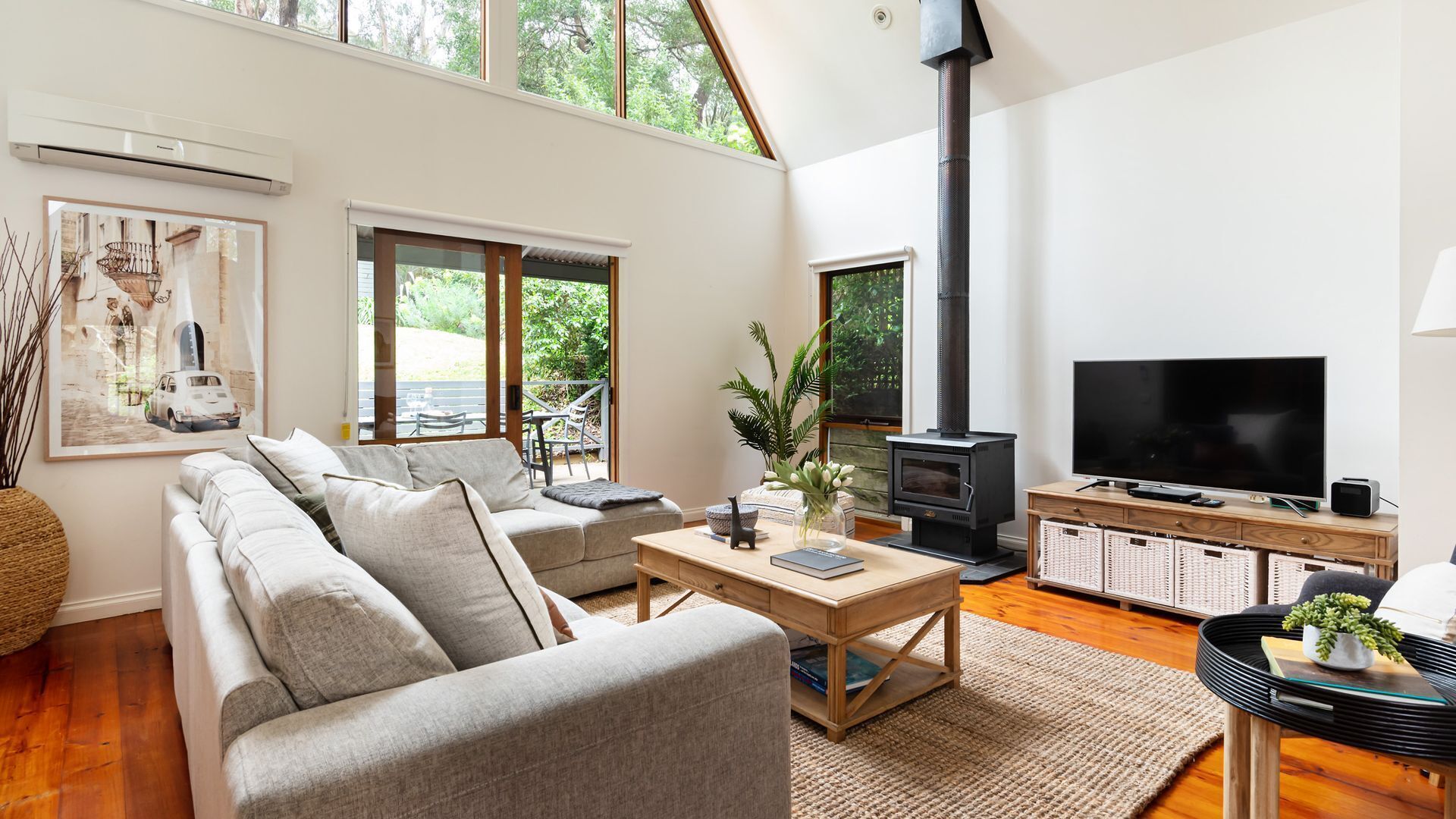 Smart TV, fireplace