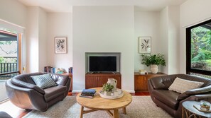 Smart TV, fireplace - Collins Street House in Red Hill (Red Hill)