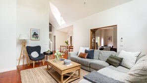 Smart TV, fireplace - Collins Street House in Red Hill (Red Hill)