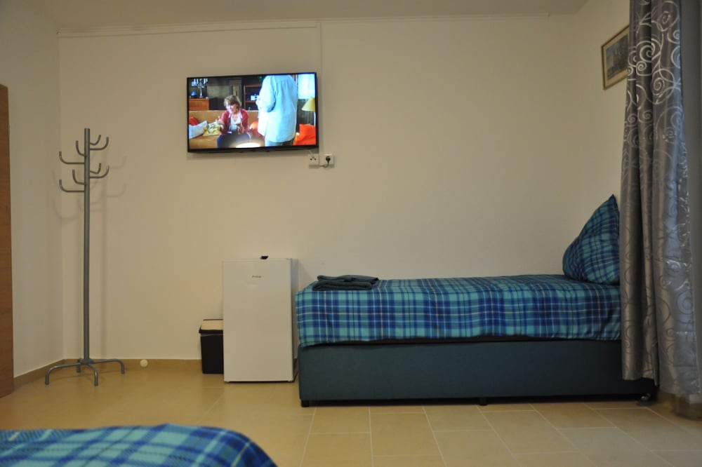 Weisenau Plaza Dreibettzimmer