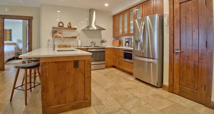 Crystal Peak Pioneer Condo: Slopeside Luxury